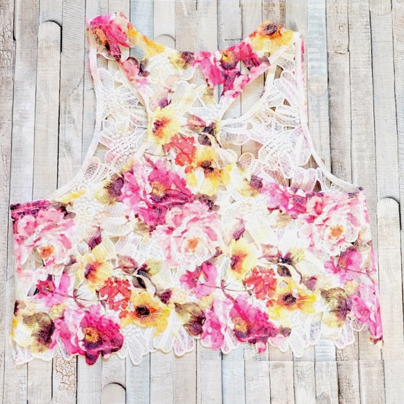 Floral lace/appliqué overlay crop top 🌺 - Picture 2 of 5